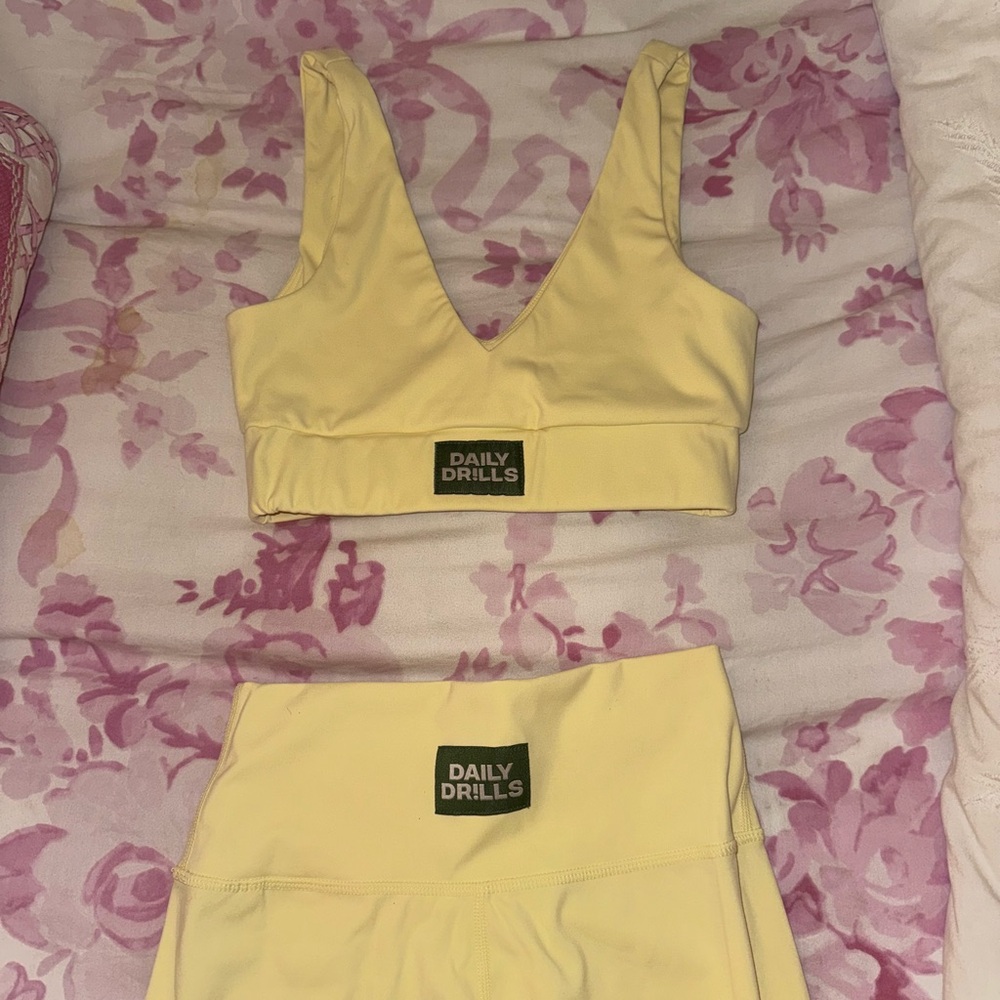 Daily Drills Lemonade V Neck Bra and leggings set
